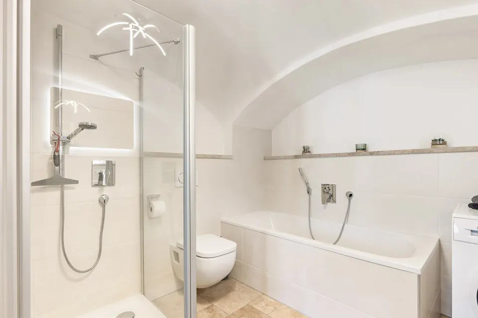 Bad mit Glasdusche, Badewanne und Gewölbedecke