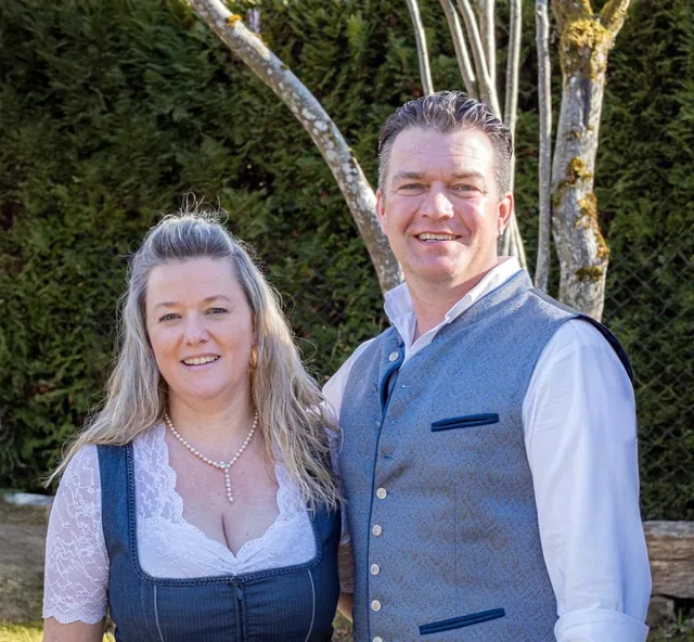 Andrea und Robert Schmidt in Tracht im Garten
